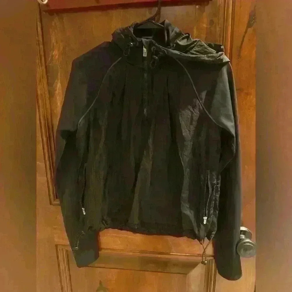 Outdoor voices FrostKnit black jacket Hoodie
Size small - Picture 2 of 3